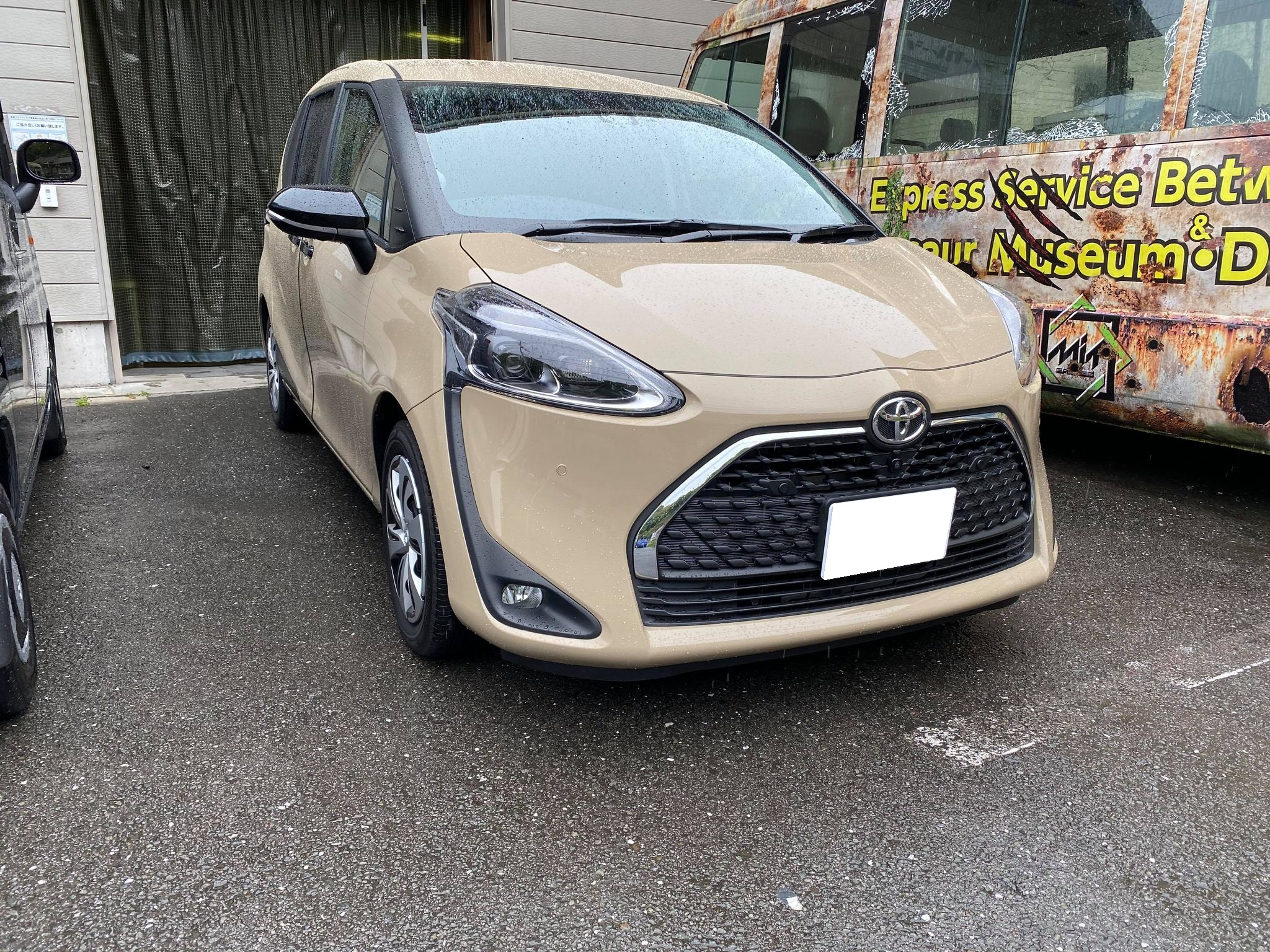 シエンタへ集中ドアロックと純正LEDフォグ交換