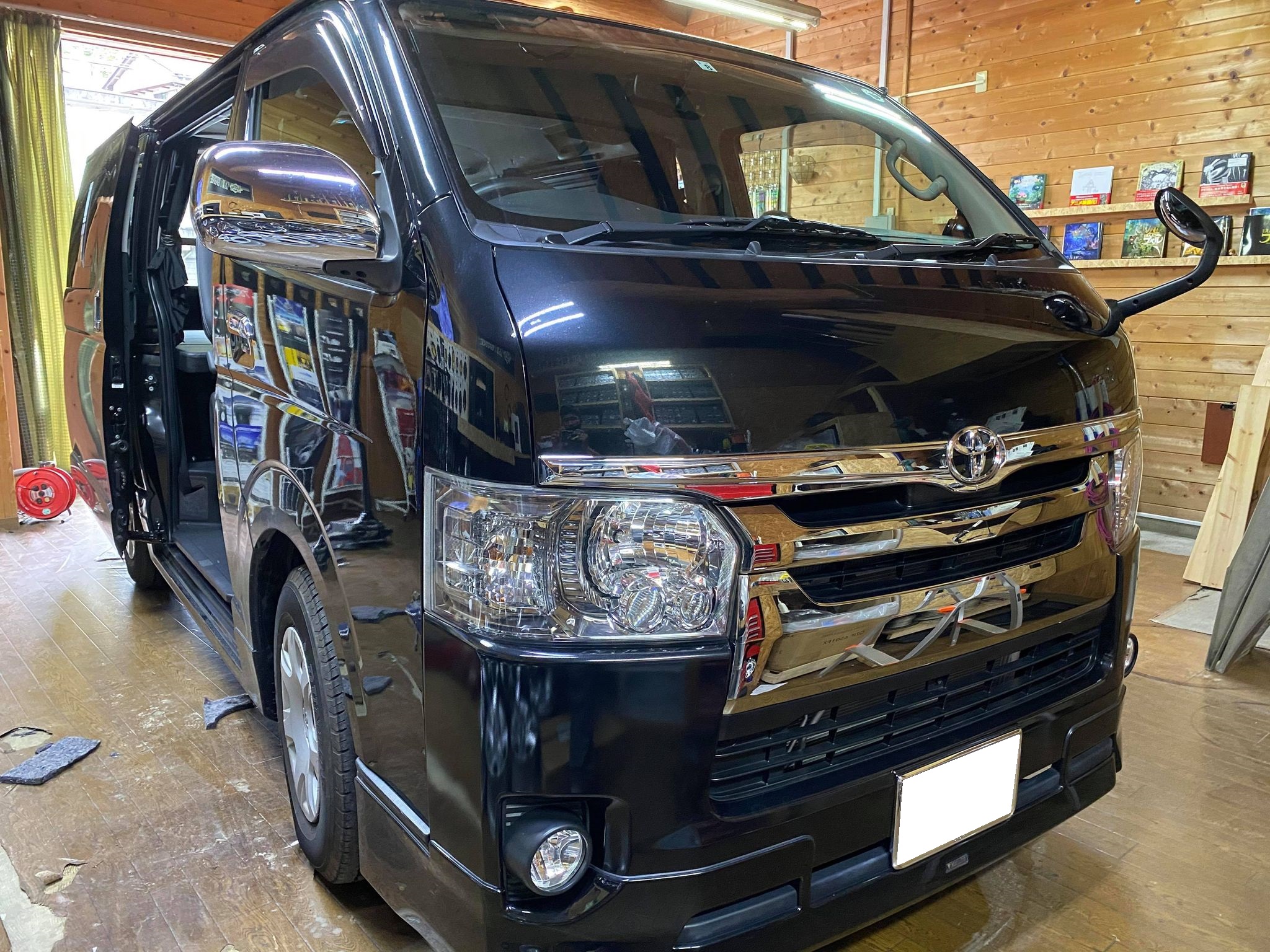 ハイエースへスライドフロアキットとベットキットの取付