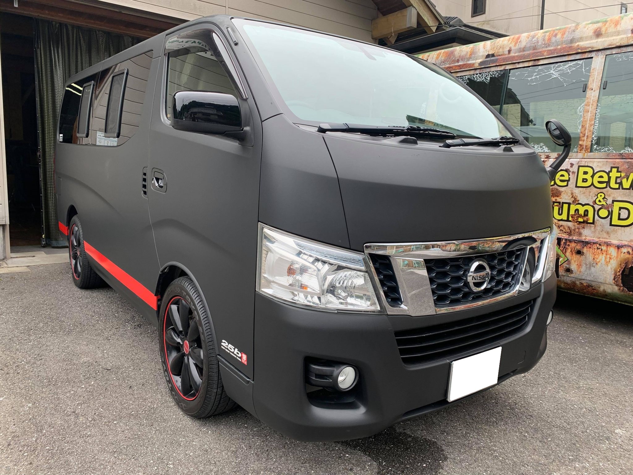 メンテナンス性ばっちり。キャラバンのラッピング修理！