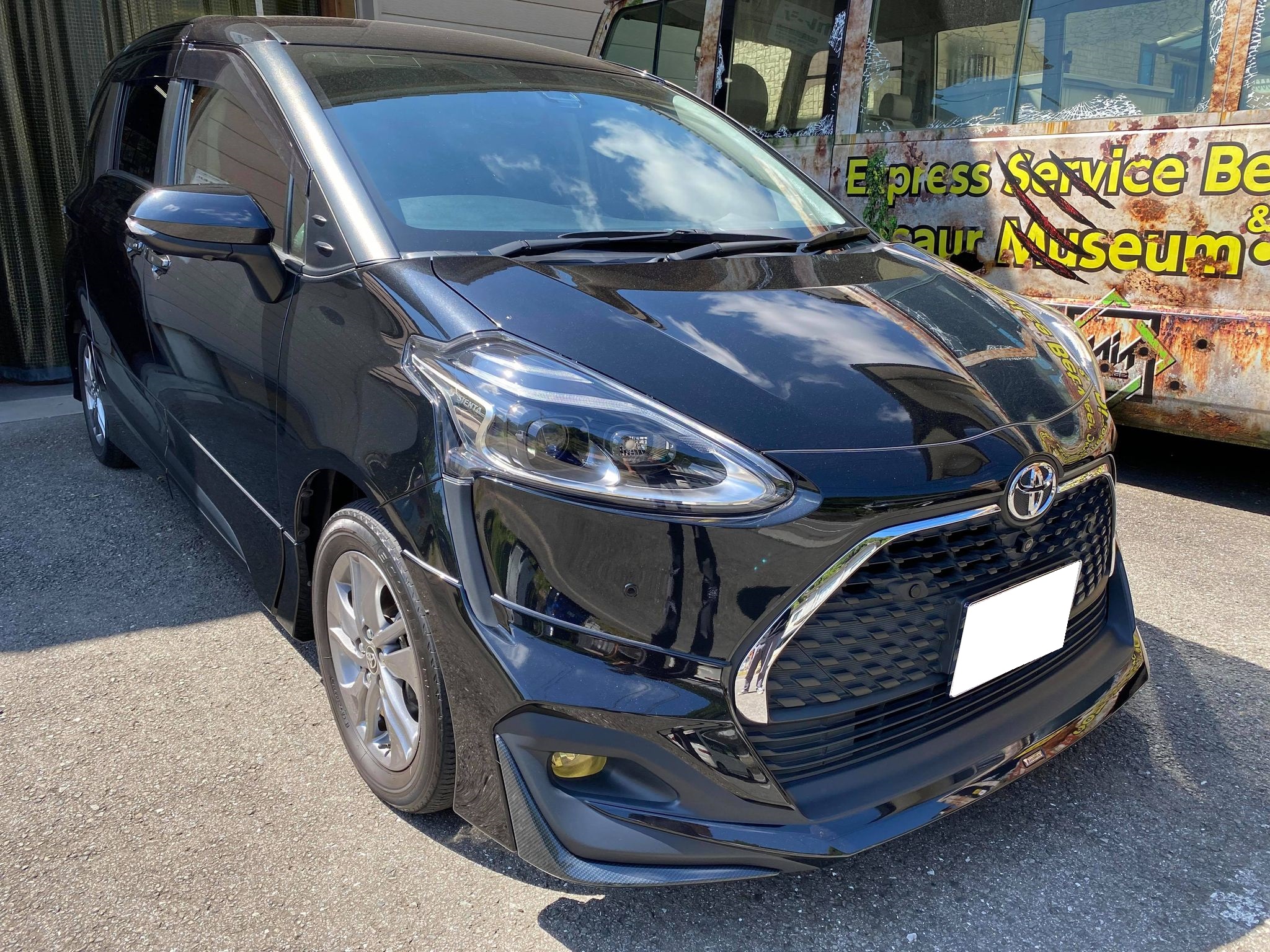 純正スタイルからイメージチェンジ。シエンタのスポイラーラッピング！