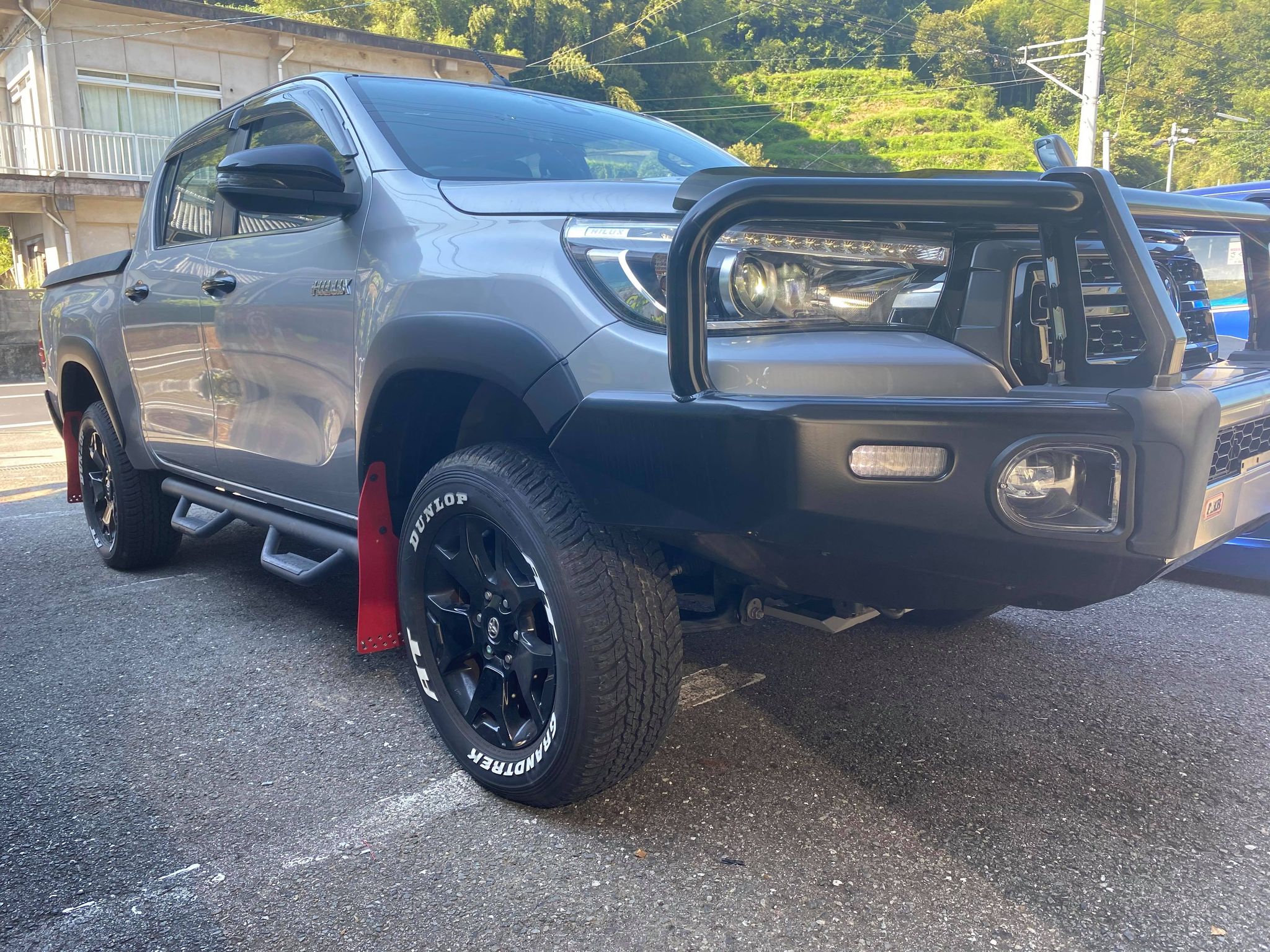 備えあれば患いなし？ハイラックスへサイドカメラ、フロントカメラ、アンダーパネルの取り付けとテール交換！