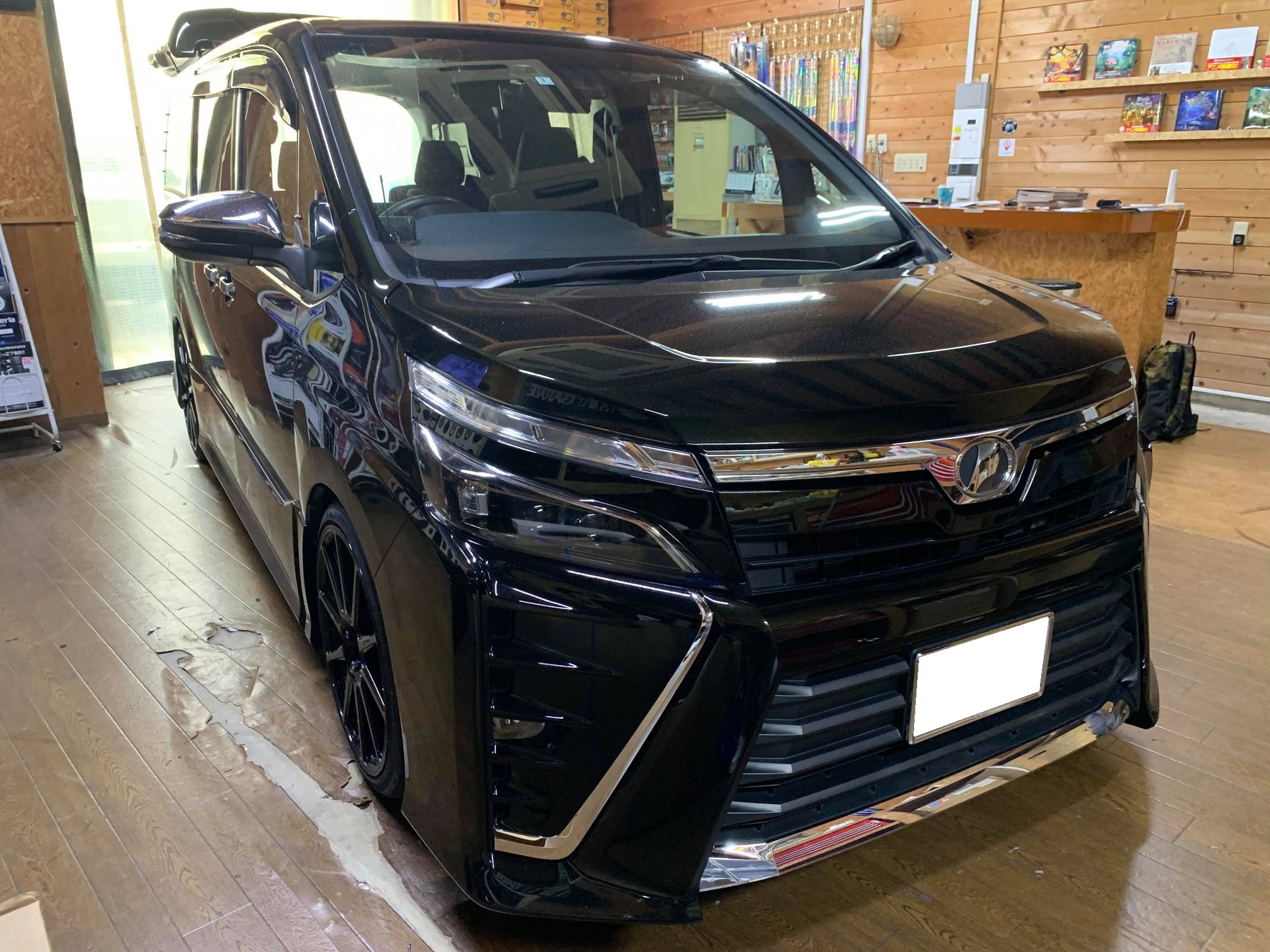 最近よくあるお話。ヴォクシーのピラーをフィルム張りとリアガラスフィルムカット！