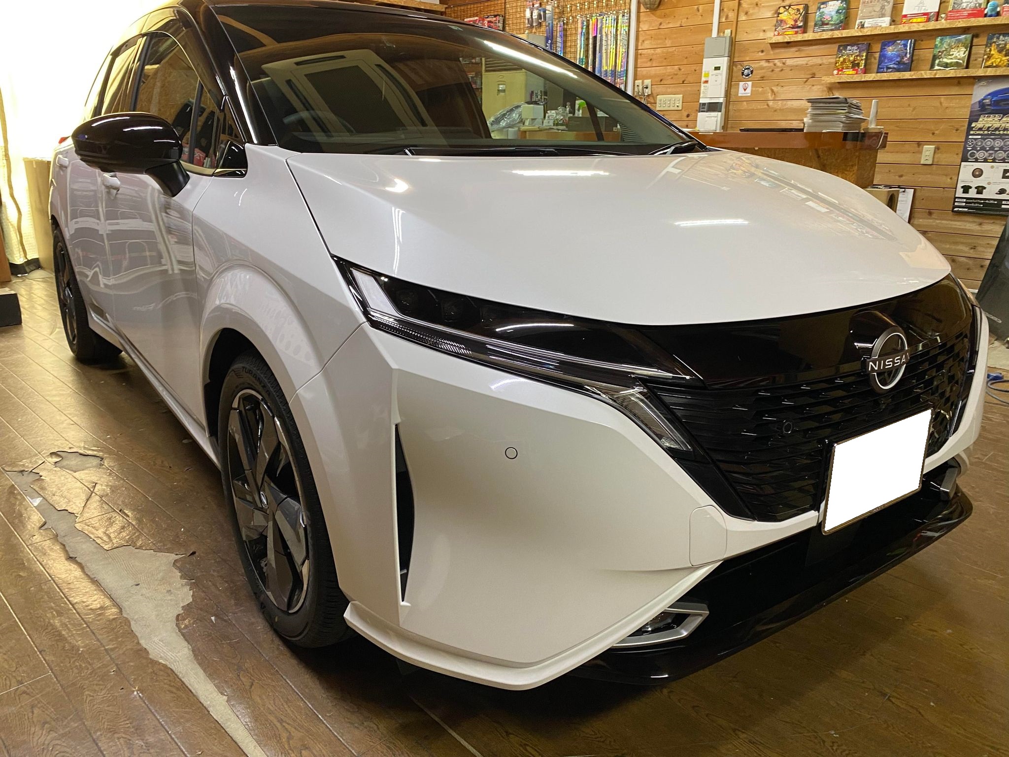 話題の車。オーラにドライブレコーダーとチューンナップウーファーの取り付け！