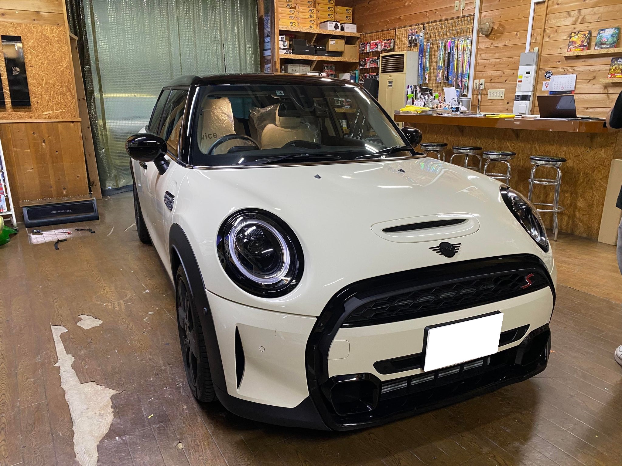 拘りを持てる車。F56へシートカバーの取り付け！