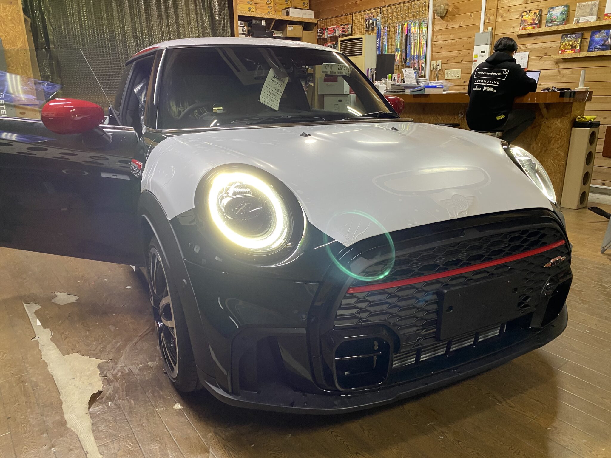 あって当たり前の用品。f56へドライブレコーダーとシートカバーの取り付けを行いました。