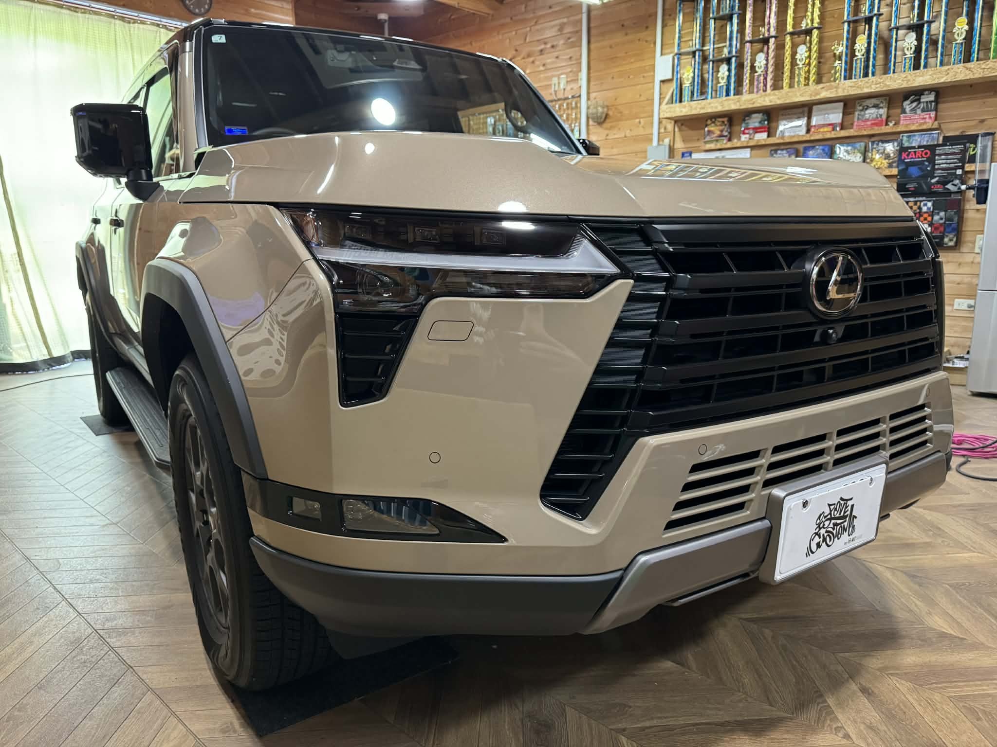 新型レクサスGX550オーバートレイル降臨‼オーサーアラーム・フルパッケージデジタルイモビライザーイグラ2+とキーレスブロックPRO+とコンパス4GとPPFでヘッドライトを究極の守りと輝きを。長期保管も安心のバッテリーマネジメント施工‼