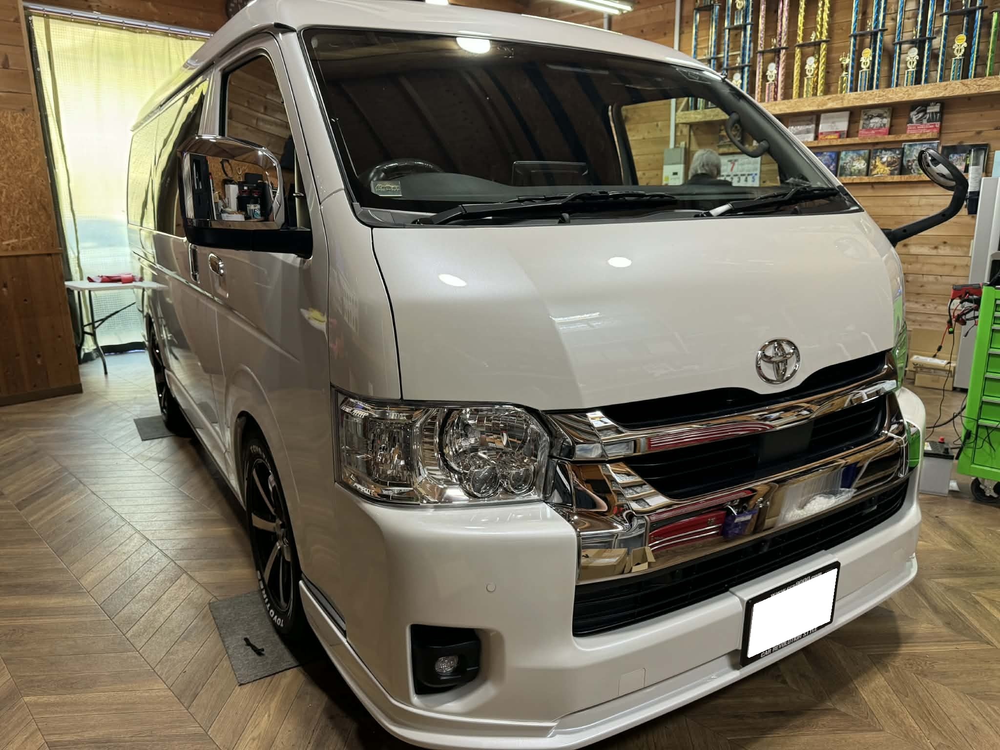 いろいろな流行りを経て辿り着いたバン!ハイエースファインテックに最強の守りと“高音質空間と降り注ぐ音”をインストール!ゴールドホルンDSPでエンタメ空間形成‼