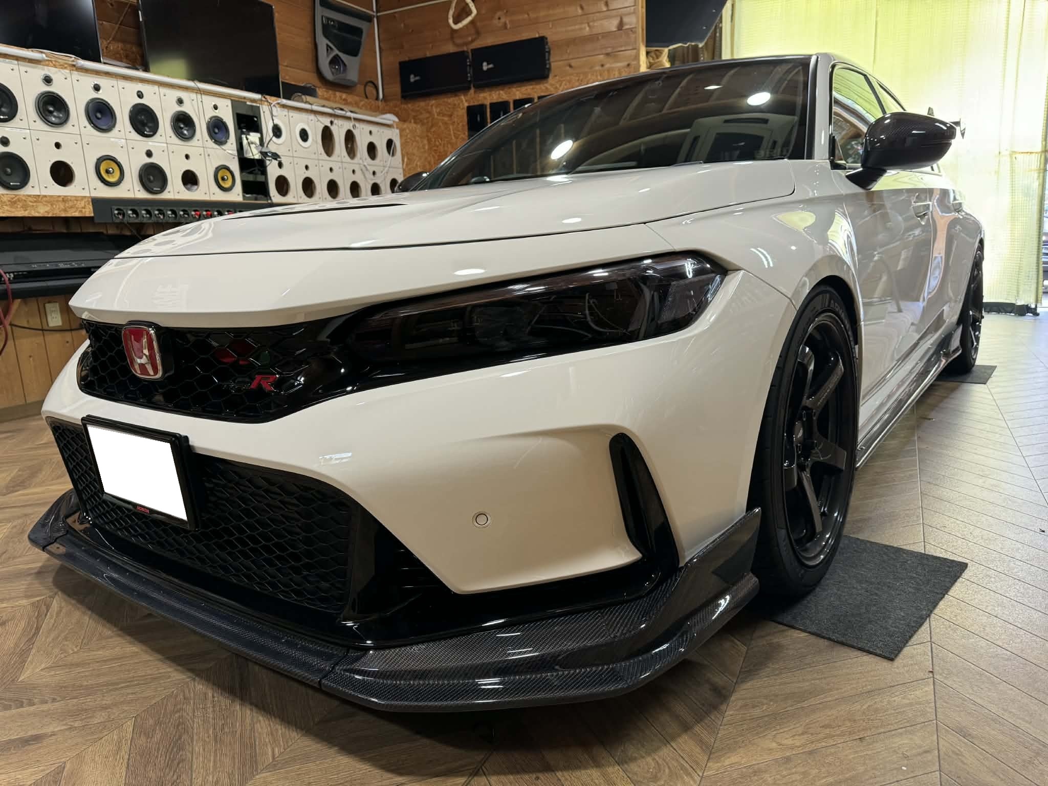 速さと音の共鳴。タワーバーを避ける緻密な設計で、6インチ3発の重低音をインストール!FL5シビックタイプRにゴールドホルンDSPとウーファー搭載‼