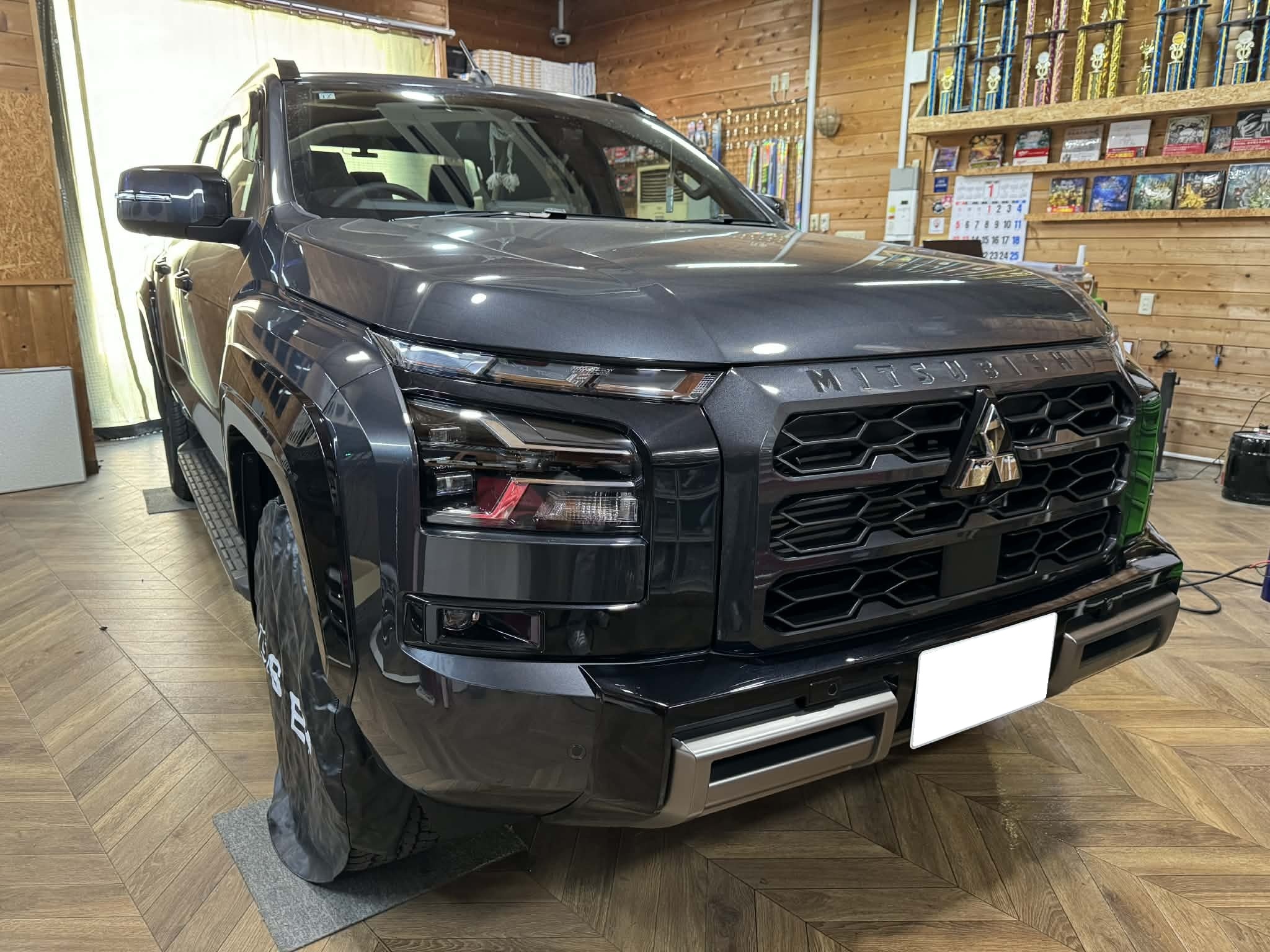 ハイラックスの最強ライバル参上！PPF＆最新3カメラドラレコで「遊びの相棒」を完全防備。トライトンにドライブレコーダーとSTEKPPFヘッドライト施工‼