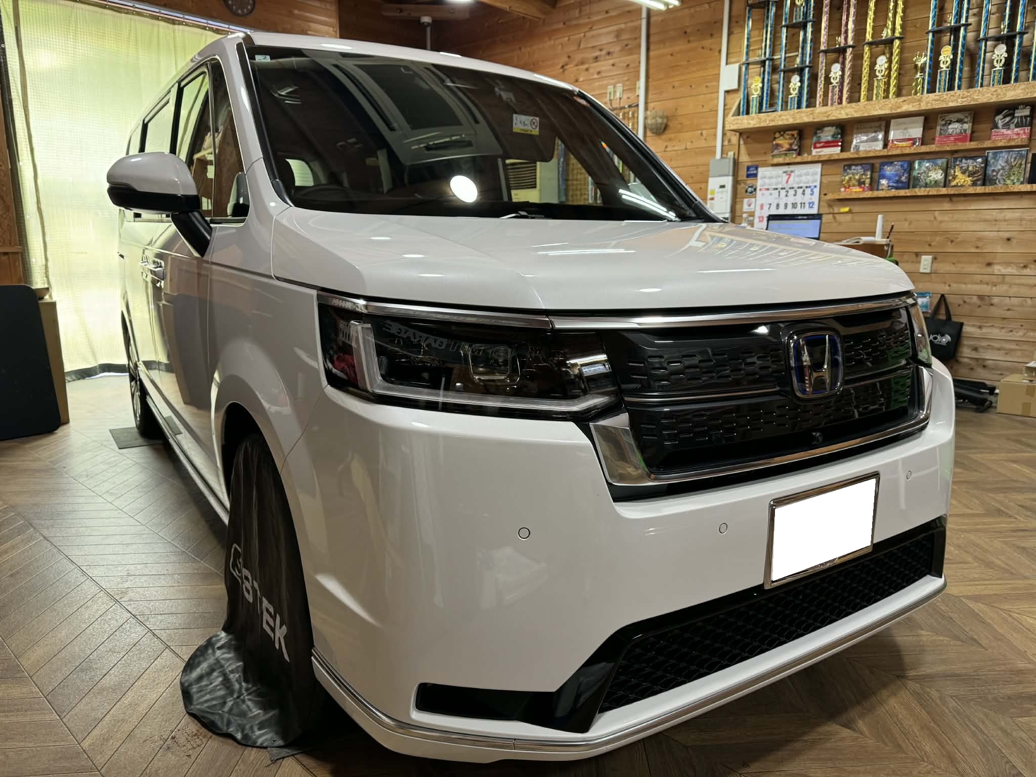 ヘッドライトの「黄ばみ」は未然に防ぐ。STEKプロテクションフィルムで10年先の透明感を!ステップワゴンにSTEKヘッドライトPPF施工‼