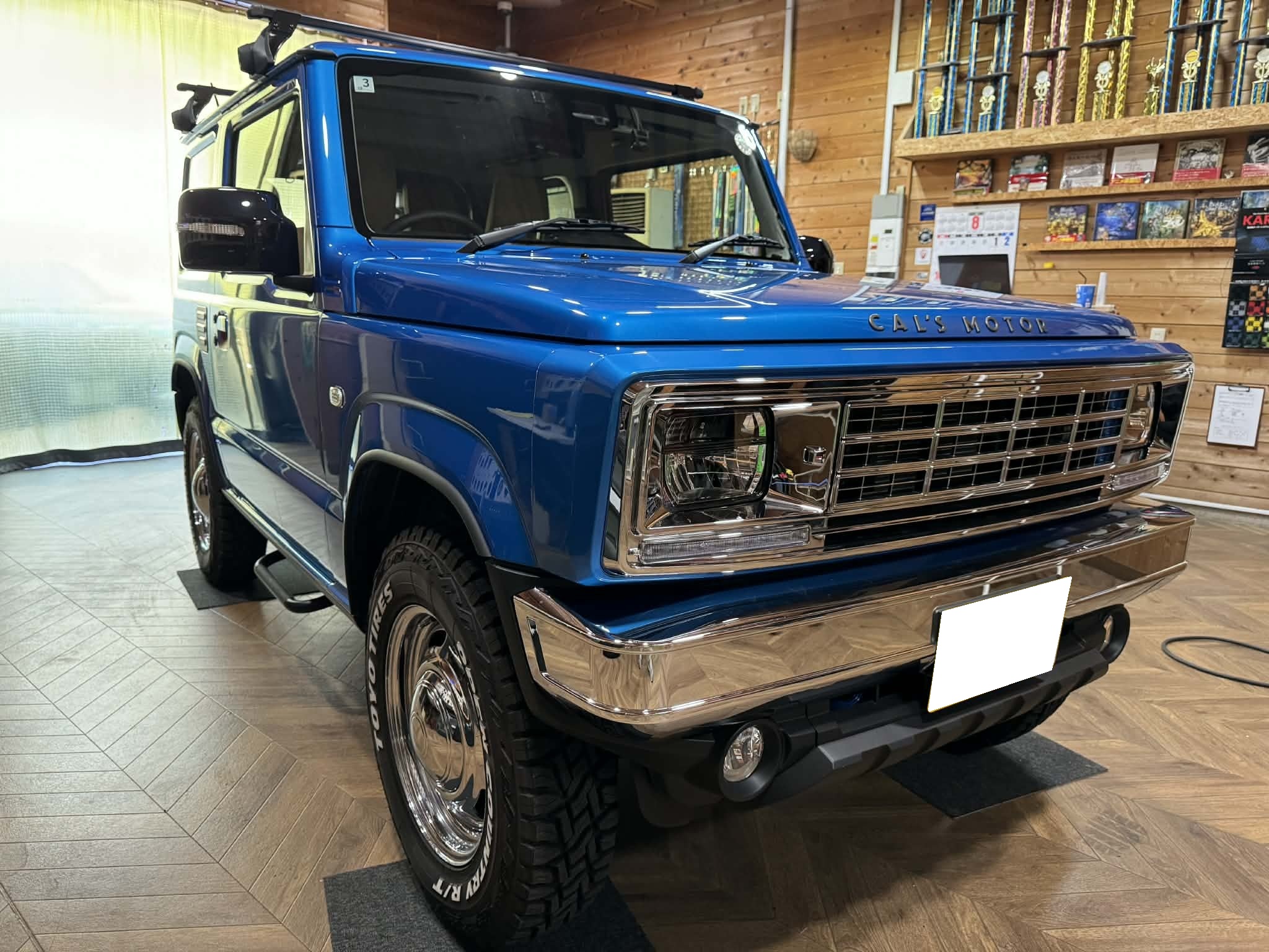 ジムニーが西海岸レトロに変身！？アルパイン渾身のカスタムカーに、最新デジタルミラーを投入！キャルズモーターベアスジムニーにアルパインデジタルインナーミラー取付‼