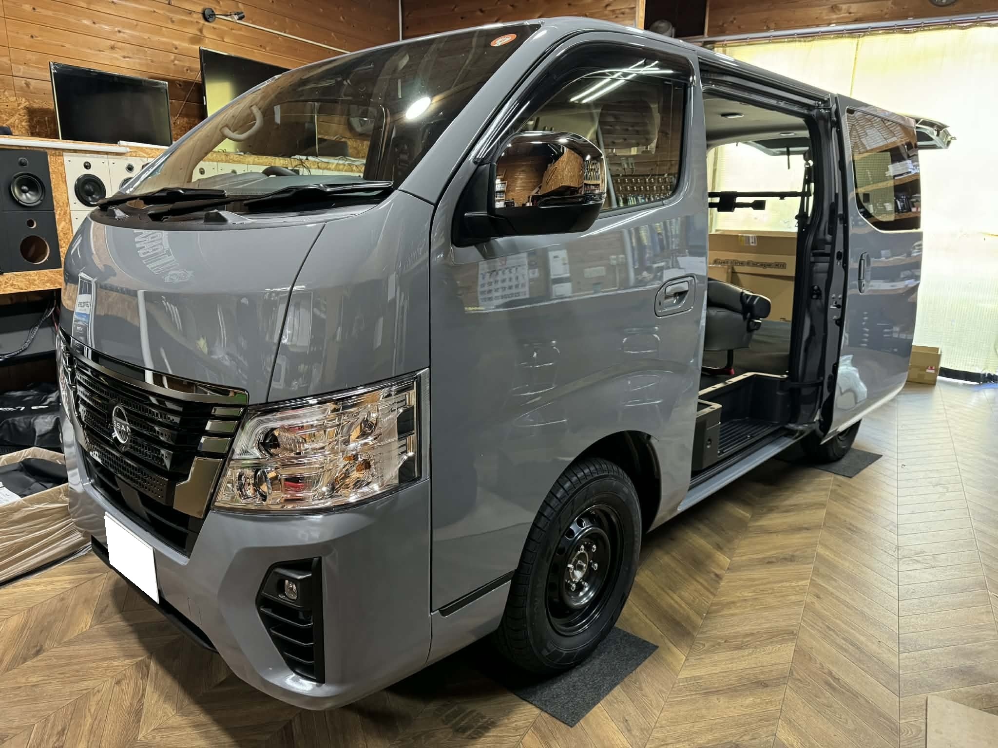 「新車以上」の感動を。プロが本気で造り込む、究極の快適移動シェルター計画‼Ｅ26キャラバンカスタムプロジャクト【内装・居住空間・静音化編】