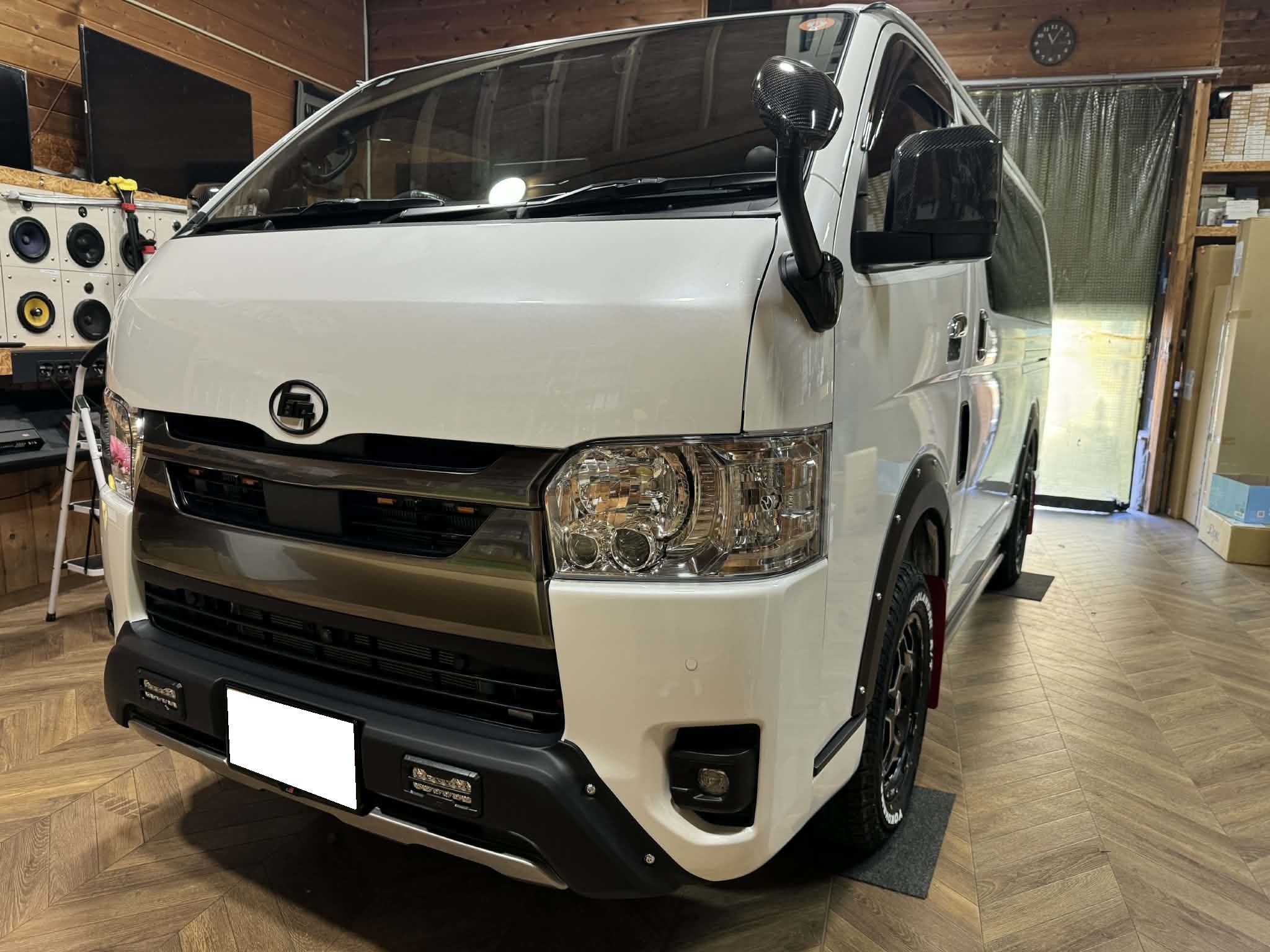 「働くクルマ」に究極の休息を。愛媛より来襲！最強の移動オフィスへ。GRハイエースにインテリア&エクステリアカスタム+カーセキュリティイグラアラーム取付‼