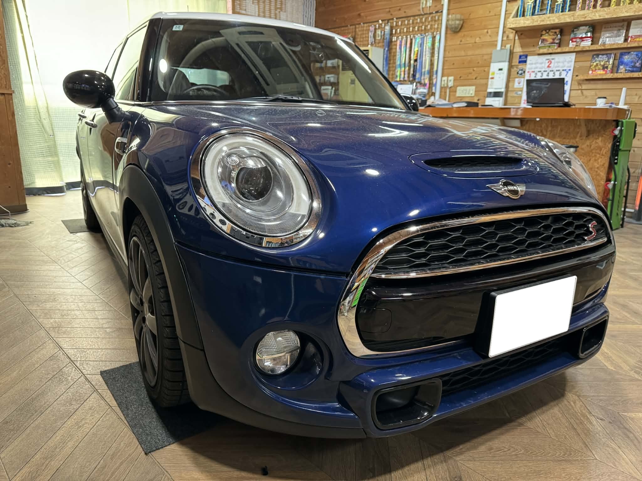 屋根の上に「英国の誇り」を。、遊び心をフルチャージ！ＢＭＷ  MINI (F55)にCABANAユニオンジャック｜ルーフラッピング‼